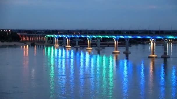 Feestelijke Lichte Verlichting Auto Brug Wolga Stad Wolgograd Rusland Juni — Stockvideo