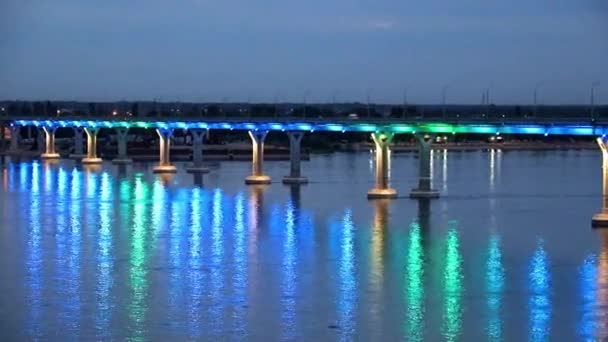 Luz Festiva Iluminação Carro Ponte Sobre Rio Volga Cidade Volgograd — Vídeo de Stock