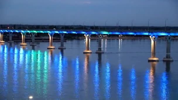 Εορταστική Φωτισμός Αυτοκινήτου Γέφυρα Πάνω Από Τον Ποταμό Βόλγα Για — Αρχείο Βίντεο
