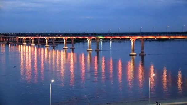 Illumination Lumineuse Festive Pont Voiture Sur Volga Dans Ville Volgograd — Video