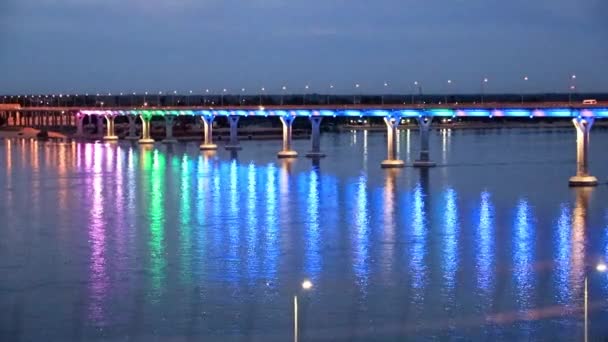 2018年6月25日 俄罗斯伏尔加格勒市伏尔加河上空的节日灯光照明车桥 — 图库视频影像