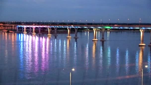 2018年6月25日 俄罗斯伏尔加格勒市伏尔加河上空的节日灯光照明车桥 — 图库视频影像