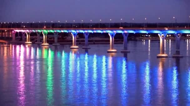 Illumination Lumineuse Festive Pont Voiture Sur Volga Dans Ville Volgograd — Video