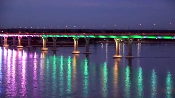 Luz Festiva Iluminação Carro Ponte Sobre Rio Volga Cidade Volgograd — Vídeo de Stock