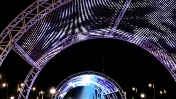 Iluminación Dinámica Luz Sobre Soportes Arqueados Del Parque Ciudad — Vídeo de stock