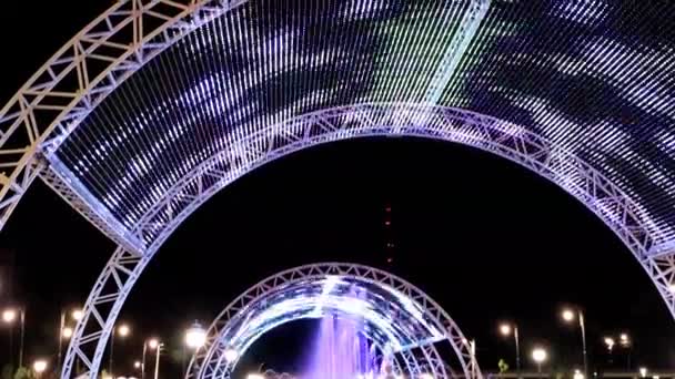 Iluminación Dinámica Luz Sobre Soportes Arqueados Del Parque Ciudad — Vídeos de Stock