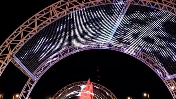 Illuminazioni Dinamiche Supporti Arco Del Parco Cittadino — Video Stock