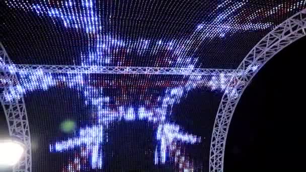 Licht Dynamic Illuminations Gebogen Ondersteunt Van Het Stadspark — Stockvideo