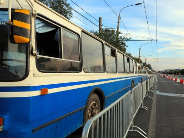 Üst üste sokak şehir şehir tramvay, otobüs stand
