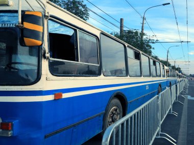 Üst üste sokak şehir şehir tramvay, otobüs stand