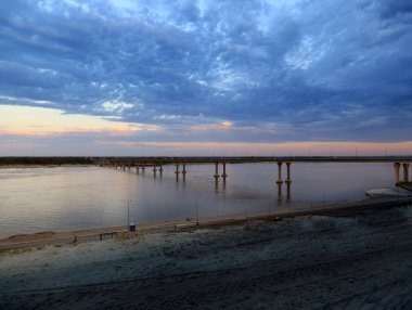 Araba Köprüsü'nde günbatımı Volga Nehri, Rusya Federasyonu