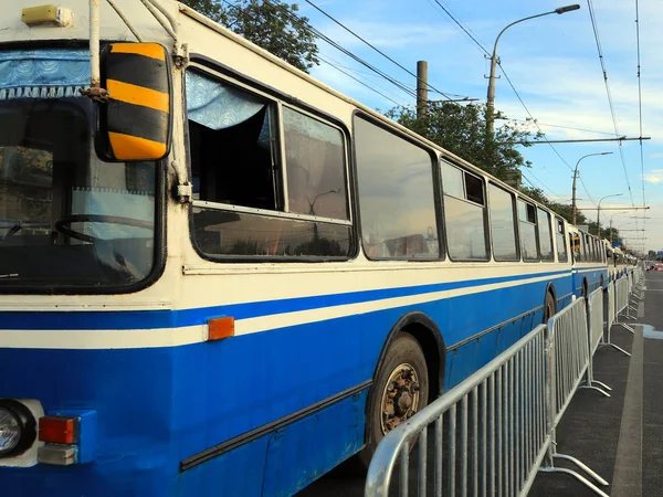Αστικά Λεωφορεία Καροτσακιών Στέκονται Μια Σειρά Δρόμο Της Πόλης — Φωτογραφία Αρχείου