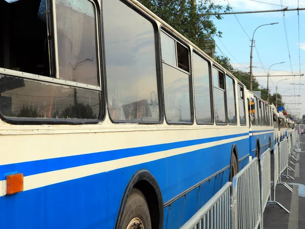 Stadtbusse Stehen Einer Reihe Auf Der Stadtstraße — Stockfoto