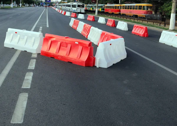 Plastikzäune Auf Der Straße Einer Modernen Stadt — Stockfoto