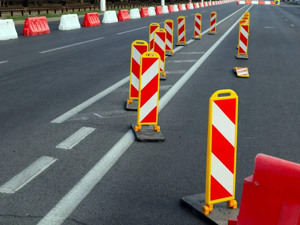 Plastikzäune Auf Der Straße Einer Modernen Stadt — Stockfoto