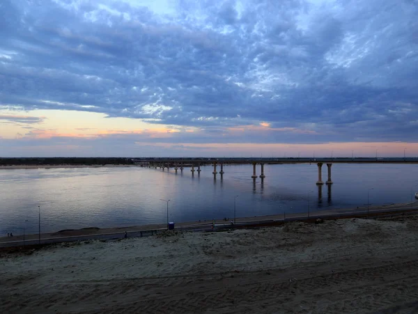 Ponte Carro Pôr Sol Através Rio Volga Rússia — Fotografia de Stock