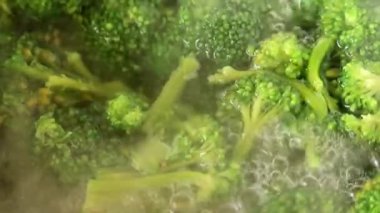 su taze brokoli kaynar suda yemek için yemek