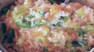 pişirme işlemi pirinç haşlanmış taze sebzeler