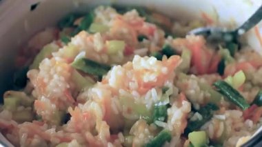 pişirme işlemi pirinç haşlanmış taze sebzeler