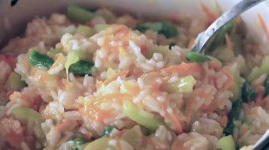pişirme işlemi pirinç haşlanmış taze sebzeler
