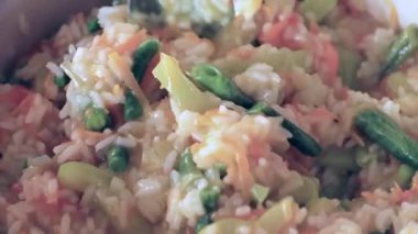 pişirme işlemi pirinç haşlanmış taze sebzeler