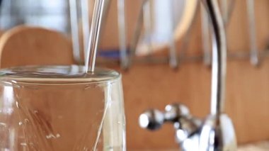 temiz içme suyu bir jet bir musluk bir bardak doldurur