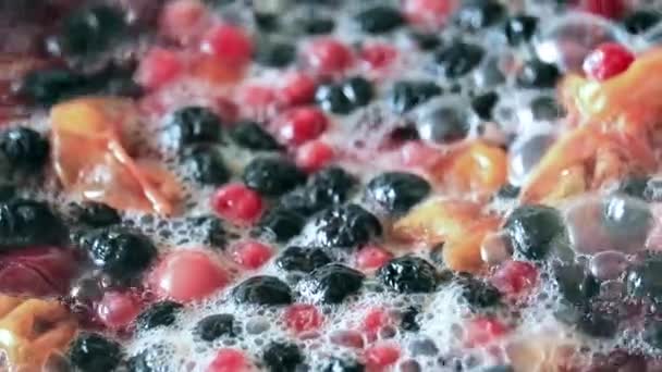 新鲜水果和浆果在煮沸的水中 同时准备饮料 — 图库视频影像