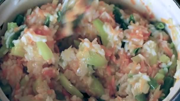 Tilberedning Ris Med Stuvet Friske Grøntsager – Stock-video