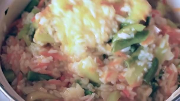 Proces Vaření Rýže Čerstvou Dušenou Zeleninou — Stock video