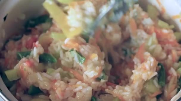 Garprozess Von Reis Mit Gedünstetem Frischem Gemüse — Stockvideo