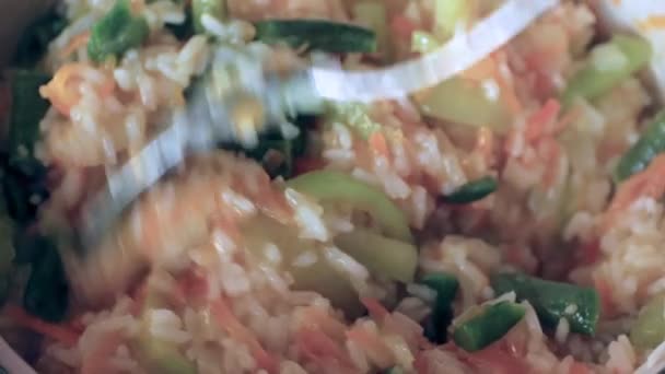 Kookproces Rijst Met Gestoofde Groenten — Stockvideo