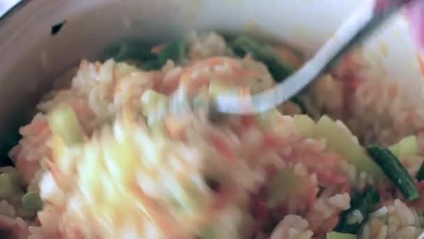 Kookproces Rijst Met Gestoofde Groenten — Stockvideo
