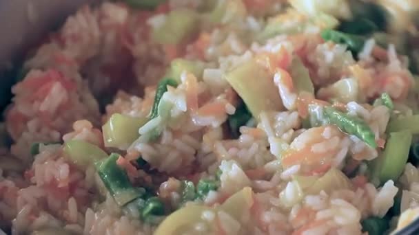 Proces Vaření Rýže Čerstvou Dušenou Zeleninou — Stock video