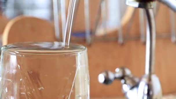 Ein Strahl Sauberes Trinkwasser Füllt Ein Glas Aus Dem Wasserhahn — Stockvideo