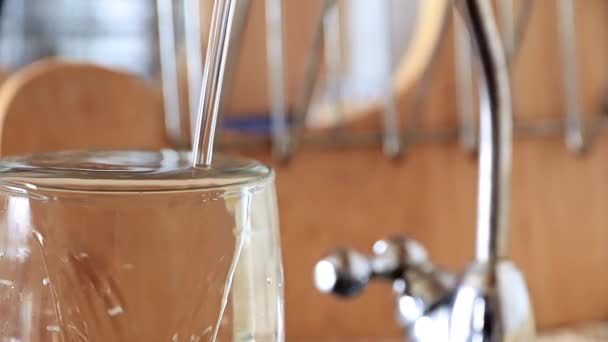 Een Straal Van Schoon Drinkwater Vult Een Glas Uit Een — Stockvideo