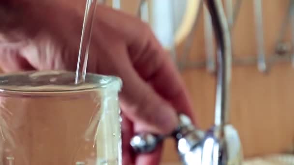 Chorro Agua Potable Limpia Llena Vaso Grifo — Vídeo de stock