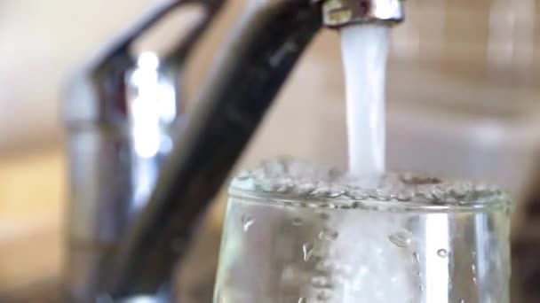 Stråle Rent Dricksvatten Fyller Ett Glas Från Kran — Stockvideo