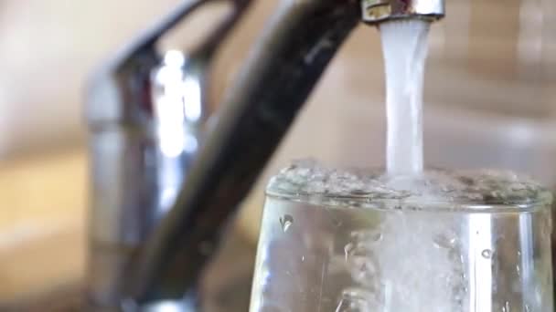 Een Straal Van Schoon Drinkwater Vult Een Glas Uit Een — Stockvideo