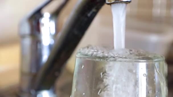 一杯干净的饮用水从水龙头里填满玻璃 — 图库视频影像