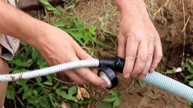 Elektrik telleri alanında bir plastik kanal kablosuyla yalıtma süreci