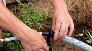 Elektrik telleri alanında bir plastik kanal kablosuyla yalıtma süreci