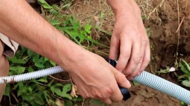 Elektrik telleri alanında bir plastik kanal kablosuyla yalıtma süreci