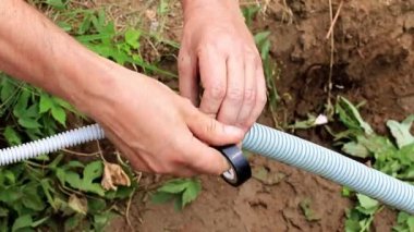 Elektrik telleri alanında bir plastik kanal kablosuyla yalıtma süreci