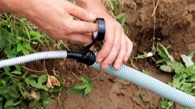 Elektrik telleri alanında bir plastik kanal kablosuyla yalıtma süreci