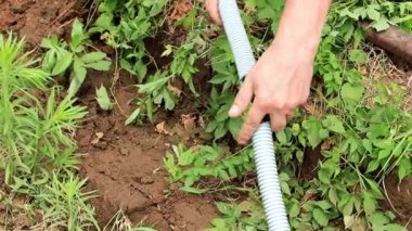 Elektrik telleri alanında bir plastik kanal kablosuyla yalıtma süreci