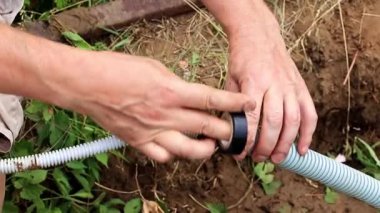 Elektrik telleri alanında bir plastik kanal kablosuyla yalıtma süreci