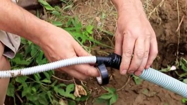 Elektrik telleri alanında bir plastik kanal kablosuyla yalıtma süreci