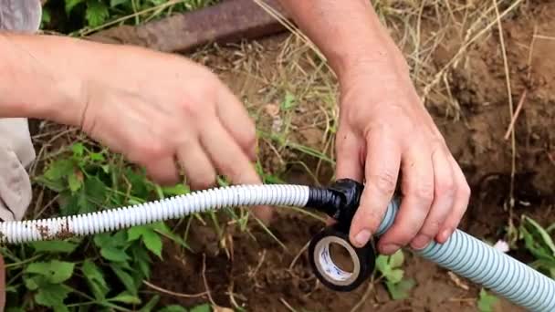 Proces Isoleren Van Elektrische Draden Met Een Kunststof Channel Kabel — Stockvideo