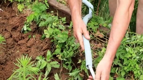 Elektrik Telleri Alanında Bir Plastik Kanal Kablosuyla Yalıtma Süreci — Stok video