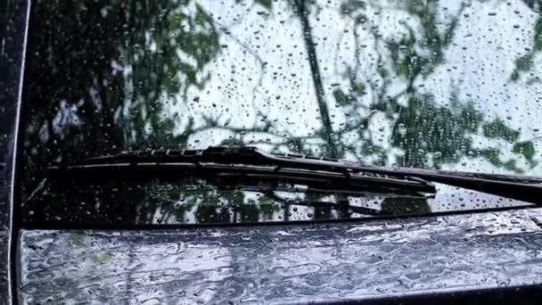 Grandes Gotas Agua Fluyen Por Vidrio Del Coche Durante Lluvia — Vídeos de Stock